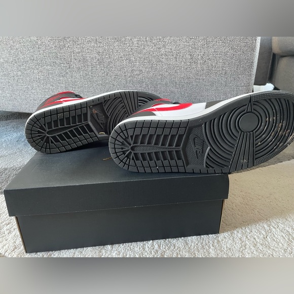 Men’s Nike Air Jordan 1 Mid White Black Red Size 9US - Picture 5 of 8